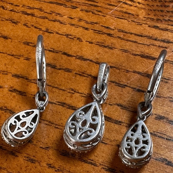 925 Sterling Silver Earrings Pendants
White crystal Genstone Halo Set. - Picture 4 of 4